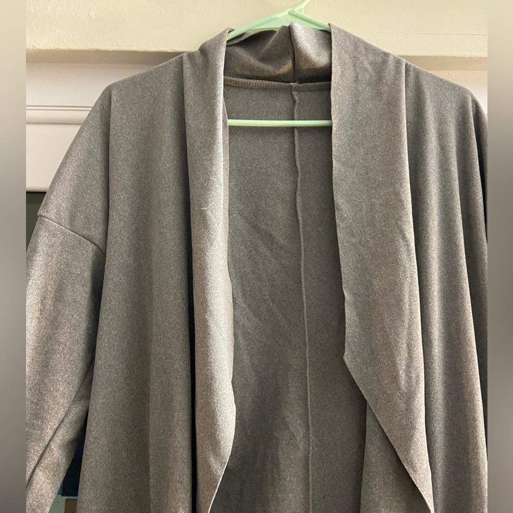 Never worn. I’m 5’ so it comes down almost to my ankles. It’s open in the front.